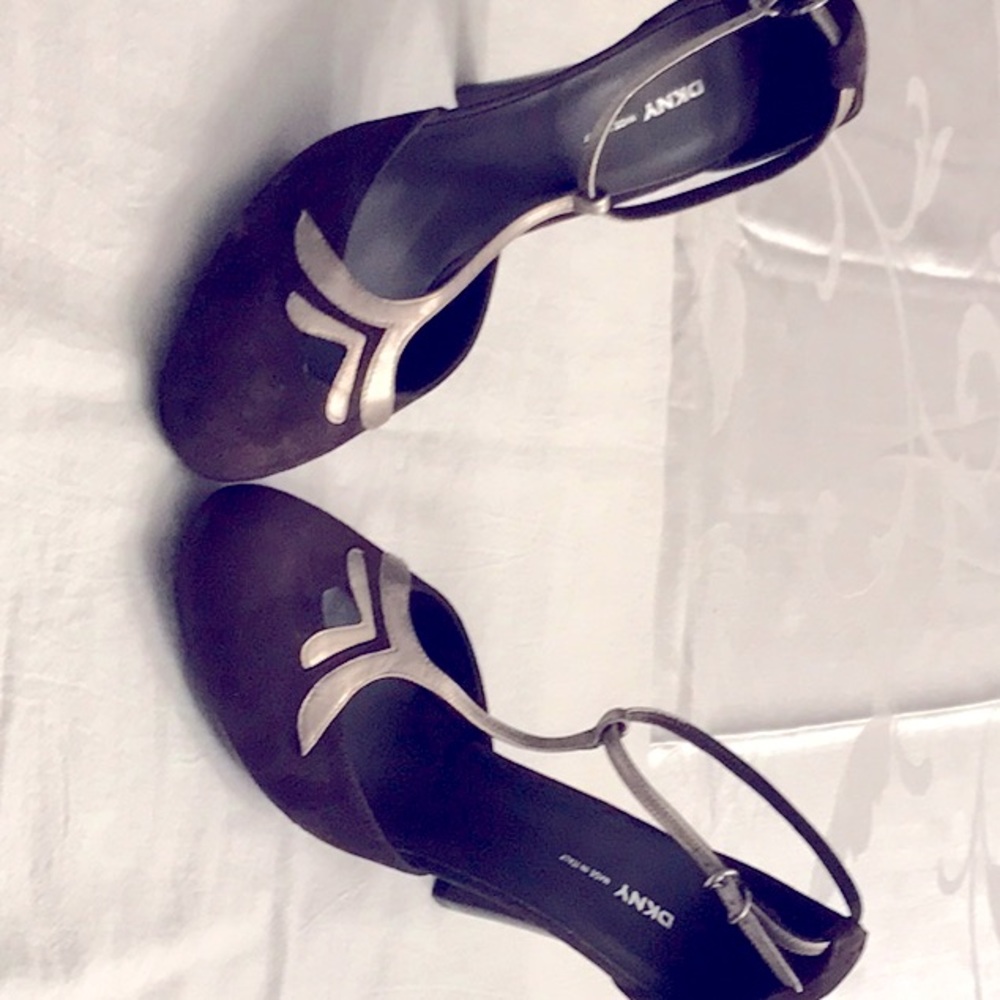 DKNY T-STRAP SUEDE PUMPS